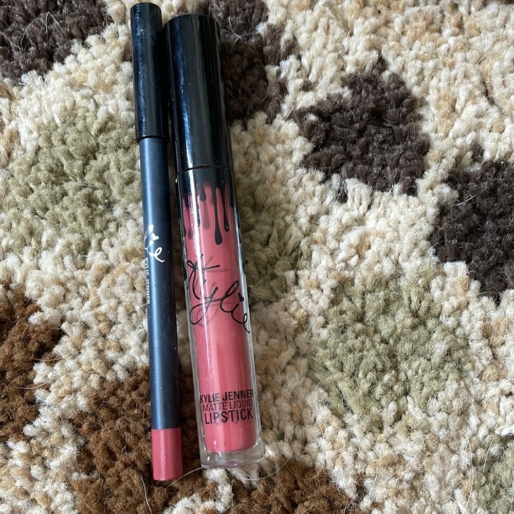 Full size Kylie Jenner liquid lipstick in “Kristen” w/ matching lip liner